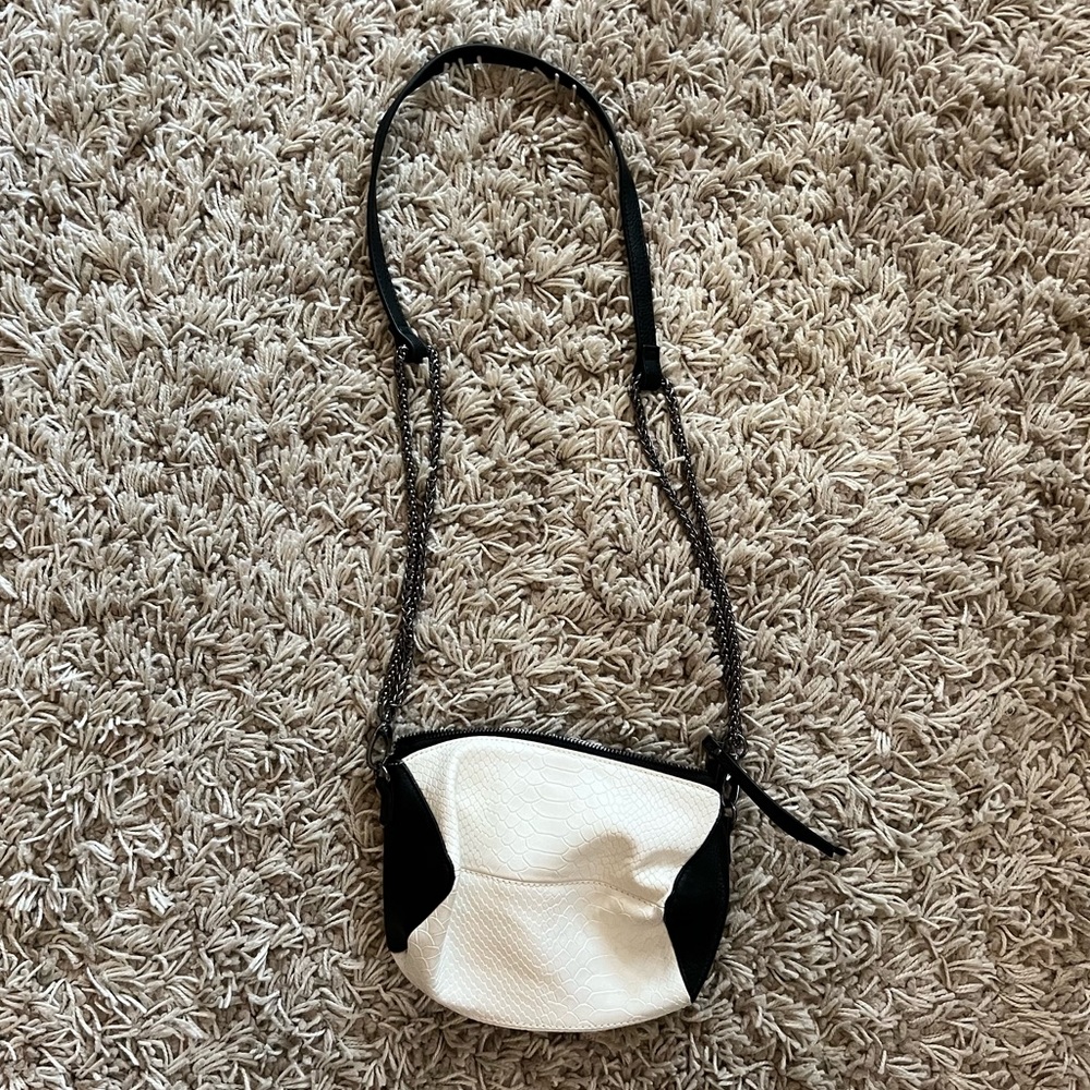 Poverty flats purse • like new • black and white